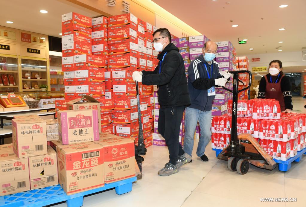 ضمان إمداد اللوازم اليومية للسكان في تشجيانغ شرقي الصين لمواجهة كوفيد-19