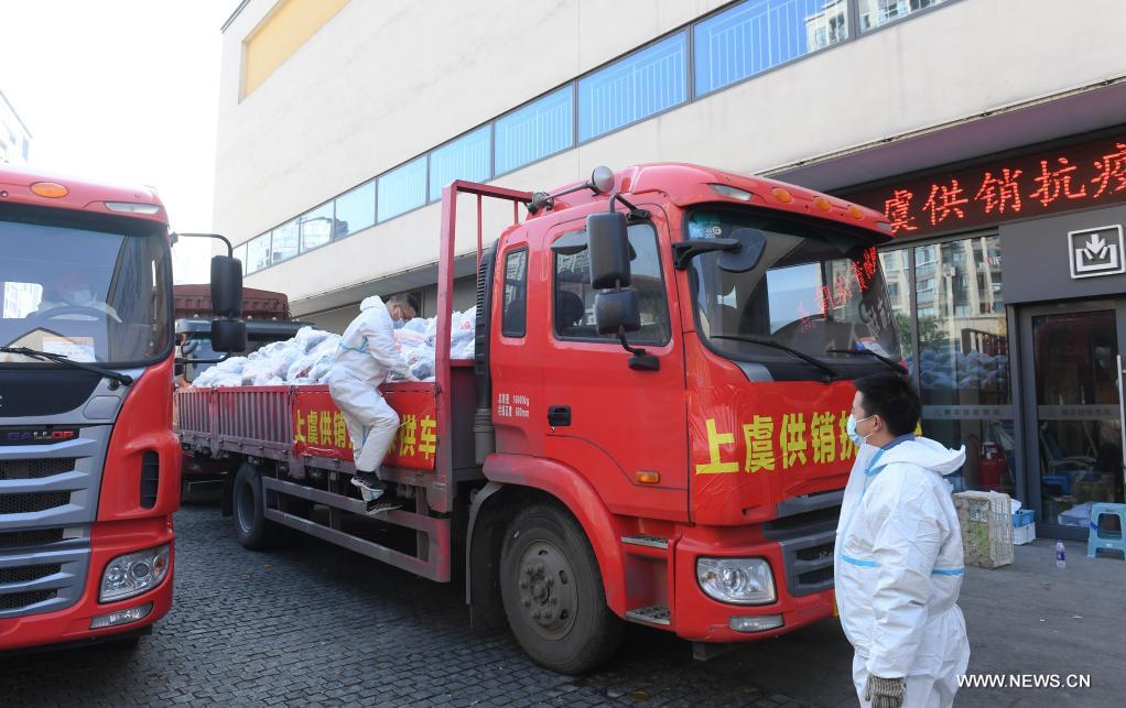 ضمان إمداد اللوازم اليومية للسكان في تشجيانغ شرقي الصين لمواجهة كوفيد-19