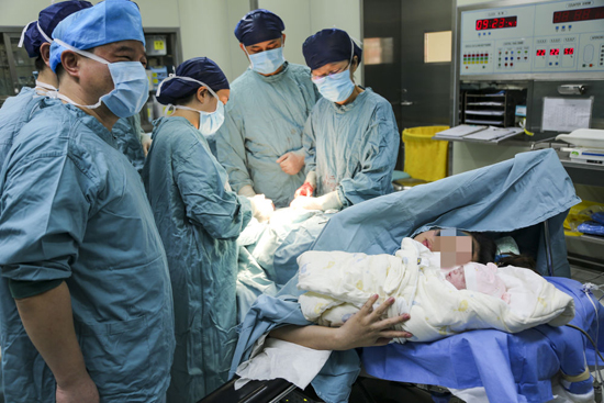 أول متلقية لزرع قلب ورئة في الصين تلد طفلة