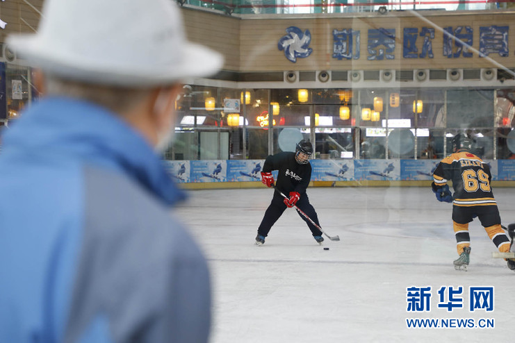 في خبي الصينية، فريق هوكي بمتوسط أعمار يفوق 60 سنة 