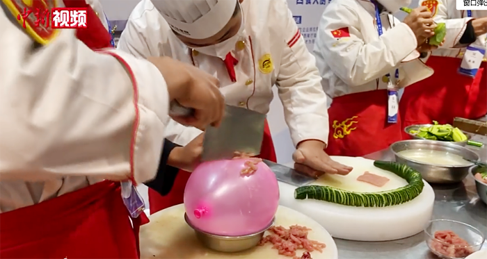 تقطيع اللحم على البالونات وقطع الأسلاك على المصابيح يُعرض في مسابقة مهارات بتشانغشا