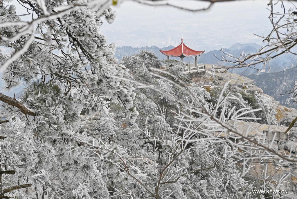 تساقط الثلوج في منطقة سياحية شهيرة بالصين