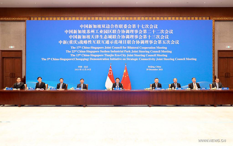 الصين وسنغافورة تتعهدان بتعزيز التعاون