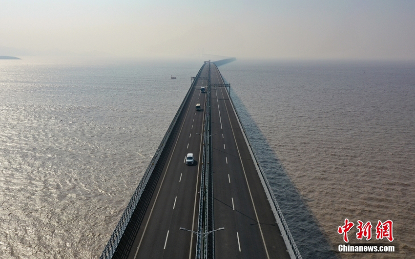 افتتاح أكبر جسر رابط بين الجزر في الصين
