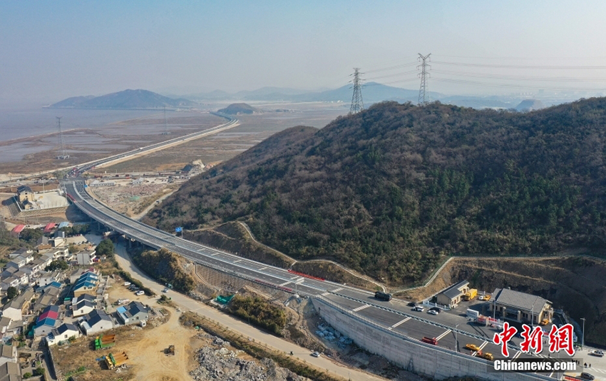 افتتاح أكبر جسر رابط بين الجزر في الصين