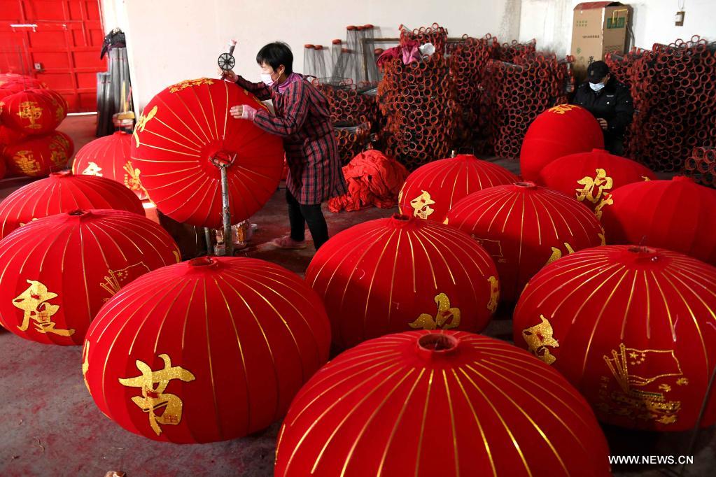 صنع الفوانيس بشمالي الصين مع اقتراب السنة الجديدة