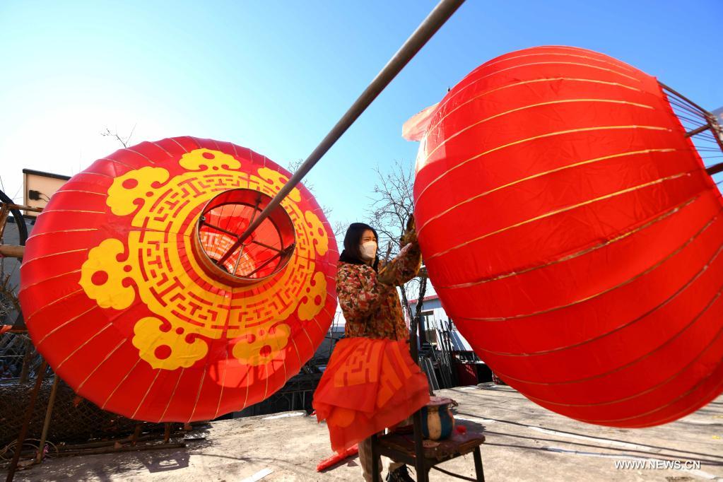 صنع الفوانيس بشمالي الصين مع اقتراب السنة الجديدة
