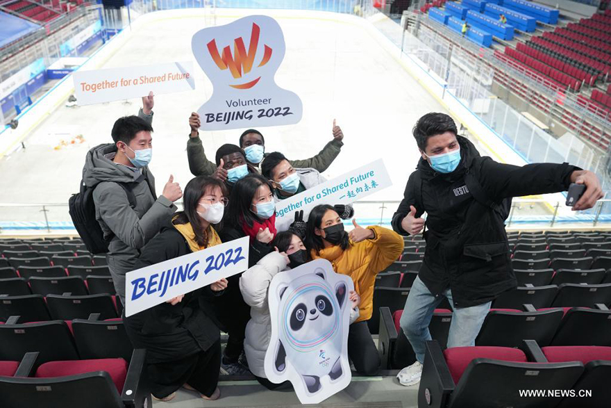 متطوعون يشاركون في برنامج تدريبي قبل أولمبياد بكين الشتوية 2022