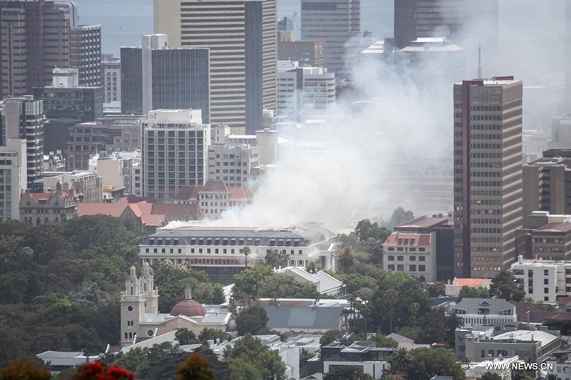 السيطرة بشكل جزئي على حريق شب في مقر برلمان جنوب إفريقيا