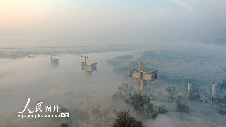تشجيانغ: أعمال بناء جسر شيانجيو لسكة حديد هانغتشو- ونتشو تتقدم تحت الغيوم