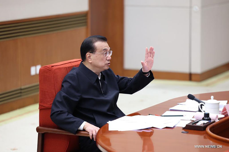 رئيس مجلس الدولة الصيني يشدد على التطبيق المكثف لتخفيضات الضرائب والرسوم