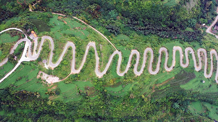 طريق الـ 68 منعرجا بيونان، وجهة سياحية محبذة للمغامرين