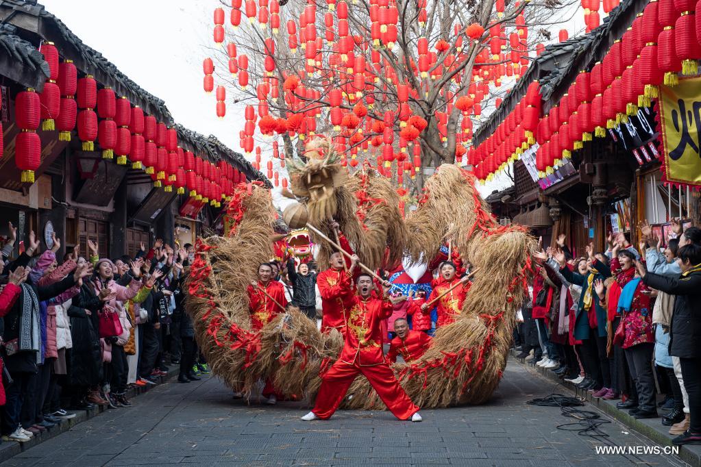 عرض رقص شعبي في بلدة قديمة صينية مع اقتراب عيد الربيع