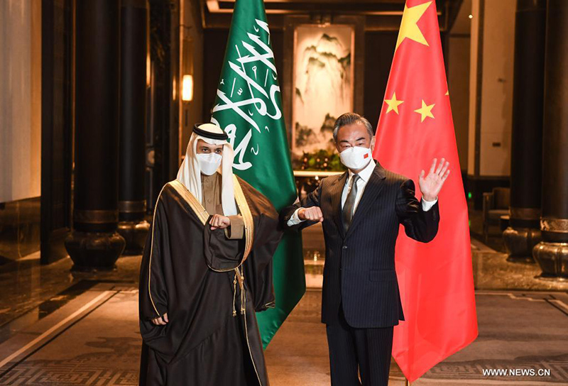 وزير الخارجية الصيني يجري محادثات مع نظيره السعودي