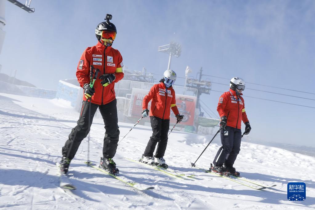 طاقم الدعم الطبي للتزلج في أولمبياد بكين الشتوي 2022