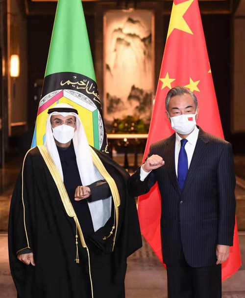 وزير الخارجية الصيني يلتقي الأمين العام لمجلس التعاون الخليجي