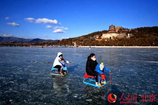 افتتاح أكبر حلبة للتزلج الطبيعي ببكين