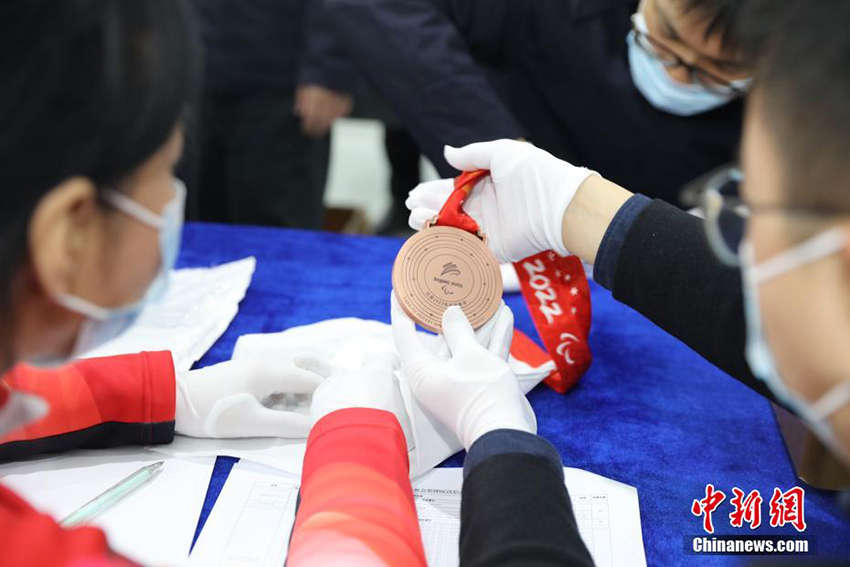 دورة الألعاب الأولمبية الشتوية في بكين تتسلم الميداليات بعد الفحص