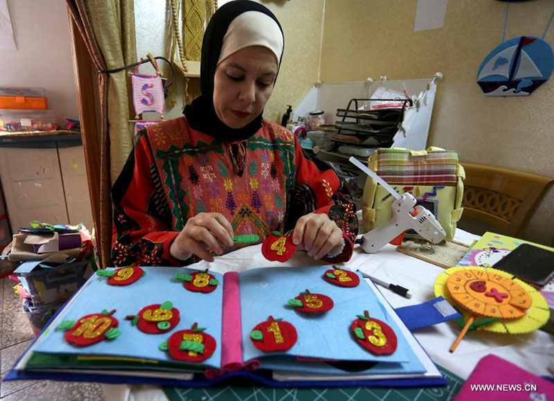 مقالة : فلسطينية تصنع كتبا تفاعلية للأطفال في محاولة لإبعادهم عن الهواتف المحمولة