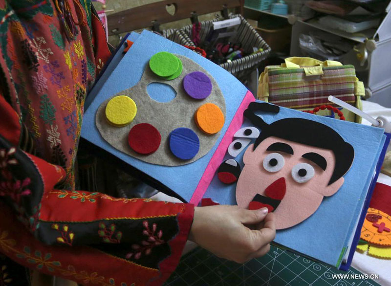 مقالة : فلسطينية تصنع كتبا تفاعلية للأطفال في محاولة لإبعادهم عن الهواتف المحمولة