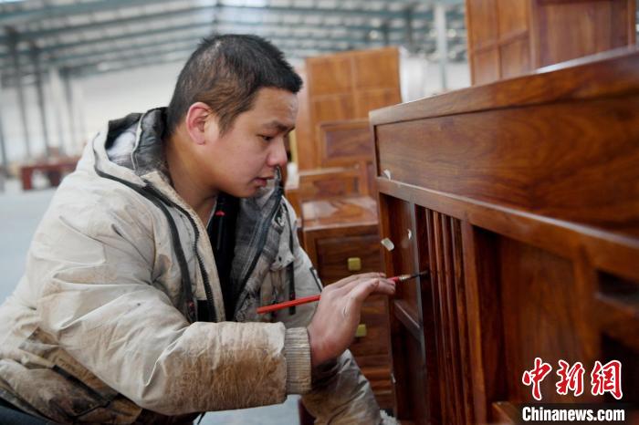 راويانغ، خبي: أثاث الماهوغاني يباع في الداخل والخارج