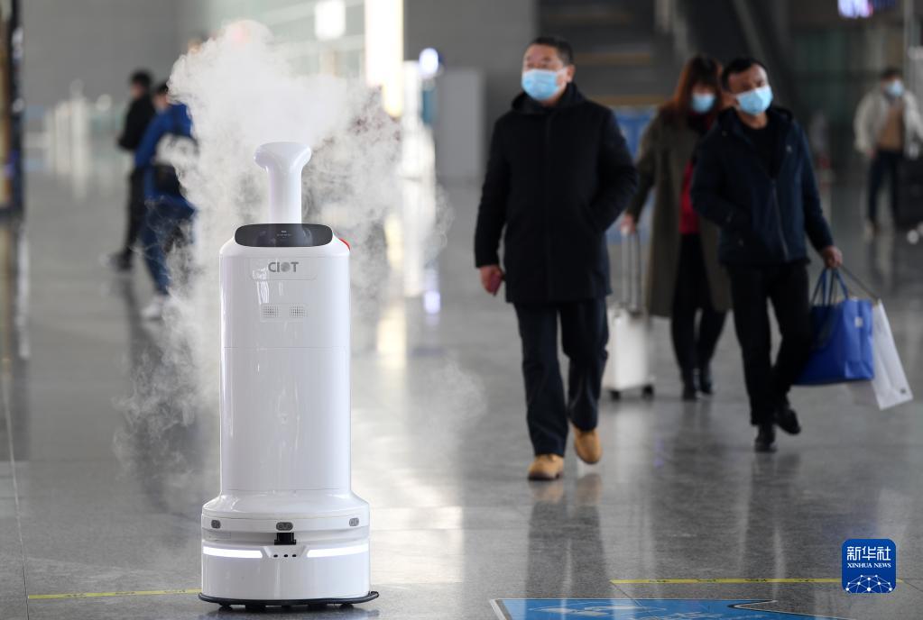 روبوتات تدفع جهود مكافحة الوباء خلال موسم سفر عيد الربيع