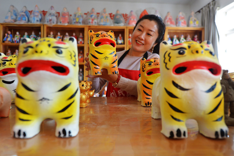 الحرفيون في شاندونغ يستقبلون عام النمر بأعمال يديوية مبتكرة