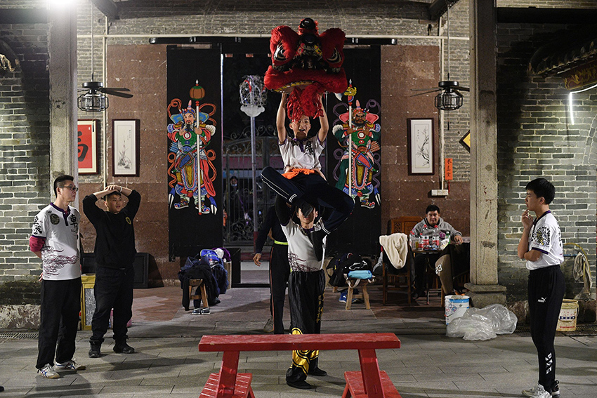 رقصة الأسد، تقليد قديم في قوانغ دونغ للاحتفال بعيد الربيع