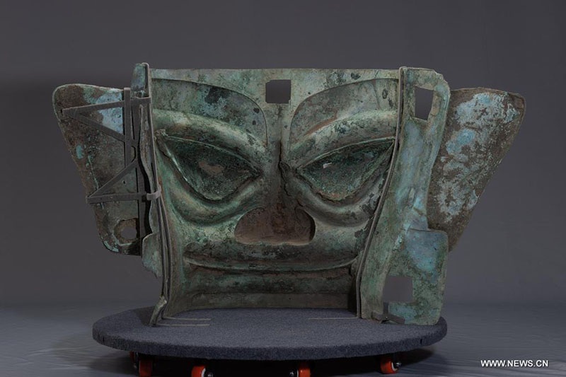 عرض قناع سانشينغدوي البرونزي العملاق للجمهور في الصين