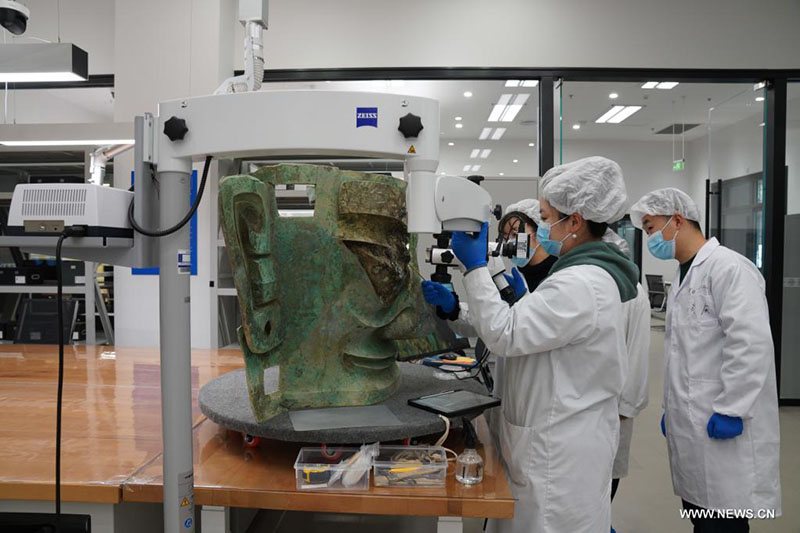 عرض قناع سانشينغدوي البرونزي العملاق للجمهور في الصين