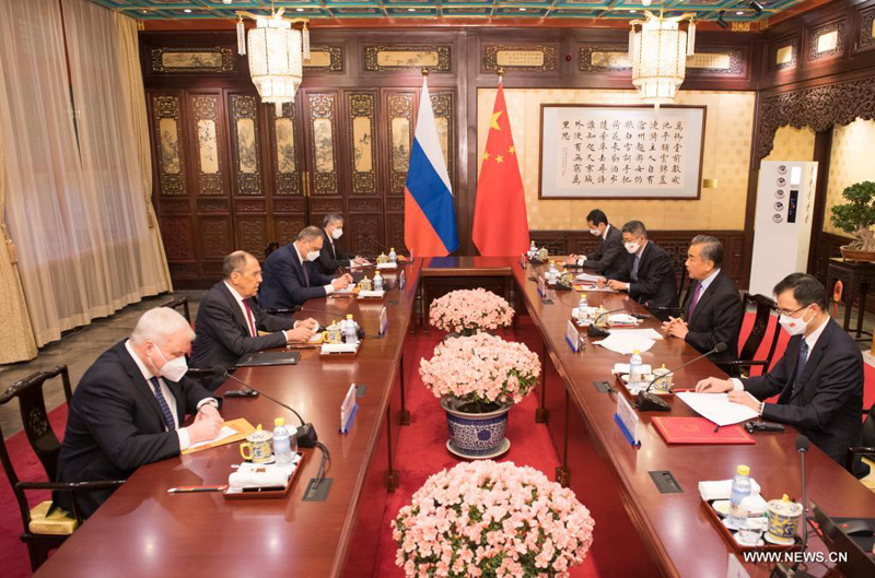 وزير الخارجية الصيني يلتقي نظيره الروسي الزائر