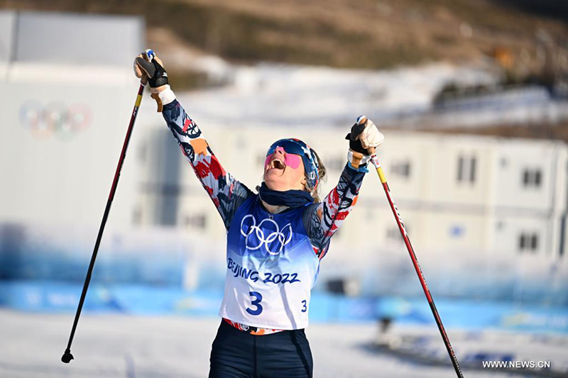 النرويجية تيريز جوهوغ تحصل على أول ميدالية ذهبية في أولمبياد بكين الشتوية