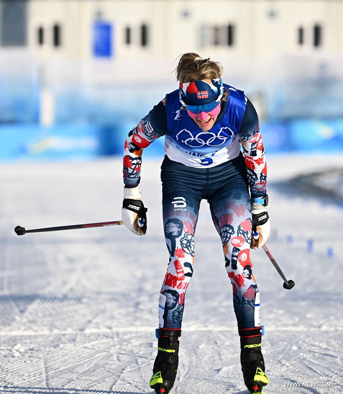 النرويجية تيريز جوهوغ تحصل على أول ميدالية ذهبية في أولمبياد بكين الشتوية