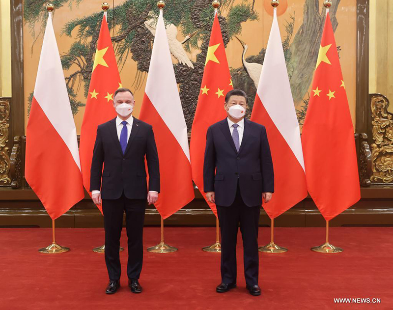 الرئيس شي يتطلع إلى الارتقاء بالتعاون العملي بين الصين وبولندا إلى آفاق جديدة