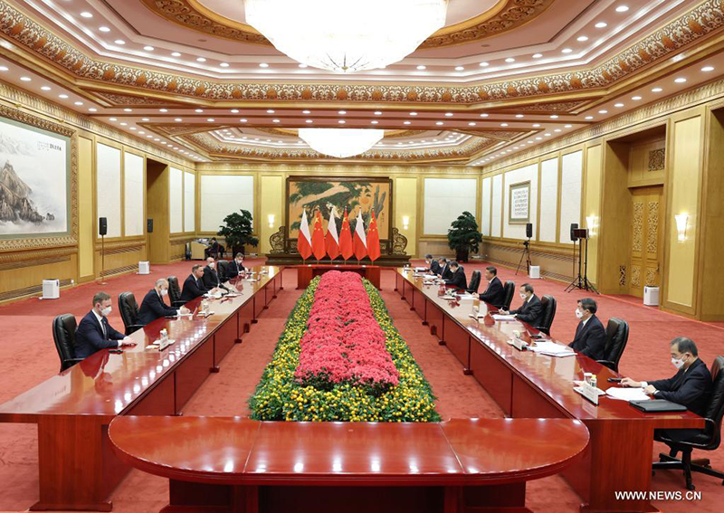 الرئيس شي يتطلع إلى الارتقاء بالتعاون العملي بين الصين وبولندا إلى آفاق جديدة