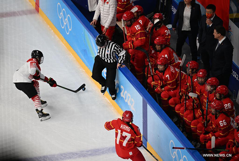 مباراة تمهيدية لهوكي الجليد للسيدات بين الصين واليابان في أولمبياد بكين الشتوي