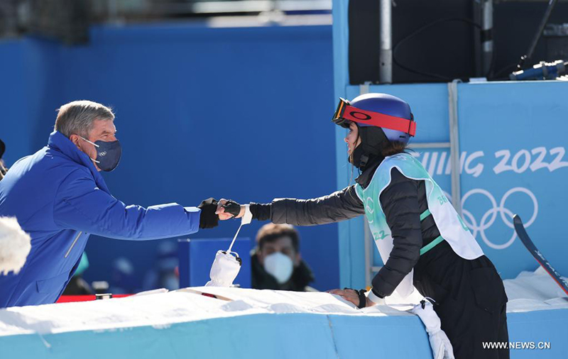 المتسابقة الصينية قو آي لينغ تفوز بذهبية تاريخية في نهائي القفزات الهوائية في التزلج الحر للسيدات خلال أولمبياد بكين الشتوي
