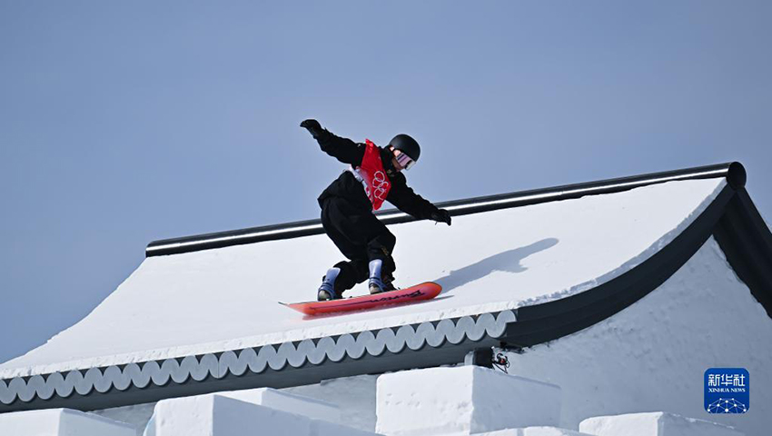 سور الصين الثلجي... مسار سباق مهارات التزلج على المنحدرات مغمور بالثقافة الصينية