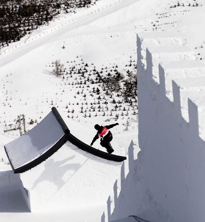 سور الصين الثلجي... مسار سباق مهارات التزلج على المنحدرات مغمور بالثقافة الصينية