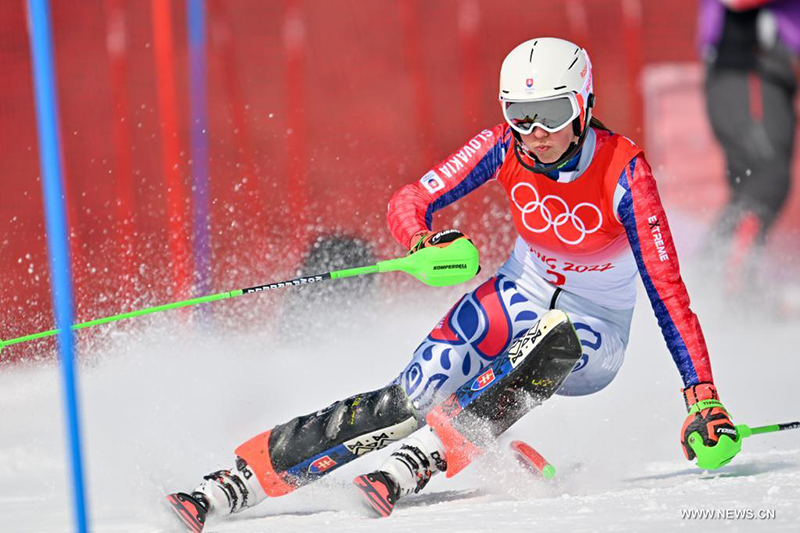 السلوفاكية بيترا فلهوفا تفوز بالميدالية الذهبية في سباق التزلج المتعرج للسيدات في أولمبياد بكين