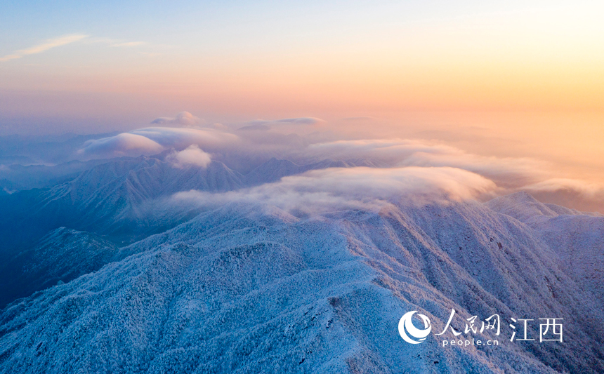 شروق فوق الغيوم والضباب على جبال تايبينغ بجيانغشي بعد الثلوج