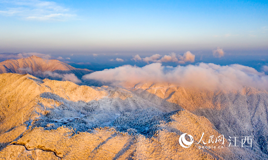 شروق فوق الغيوم والضباب على جبال تايبينغ بجيانغشي بعد الثلوج