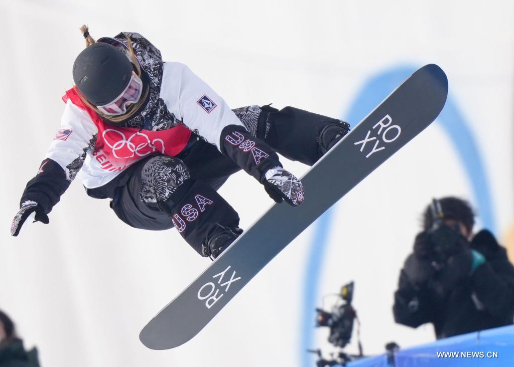 الأمريكية كيم تنجح في الدفاع عن لقبها في رياضة التزلج داخل نصف أنبوب للسيدات في أولمبياد بكين الشتوي