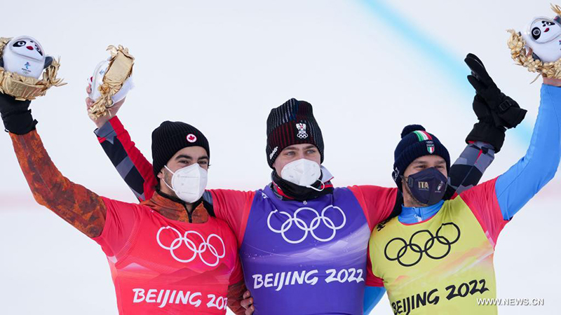 النمساوي هيميرل يفوز في سباق التزلج على ألواح الجليد للرجال في أولمبياد بكين الشتوية