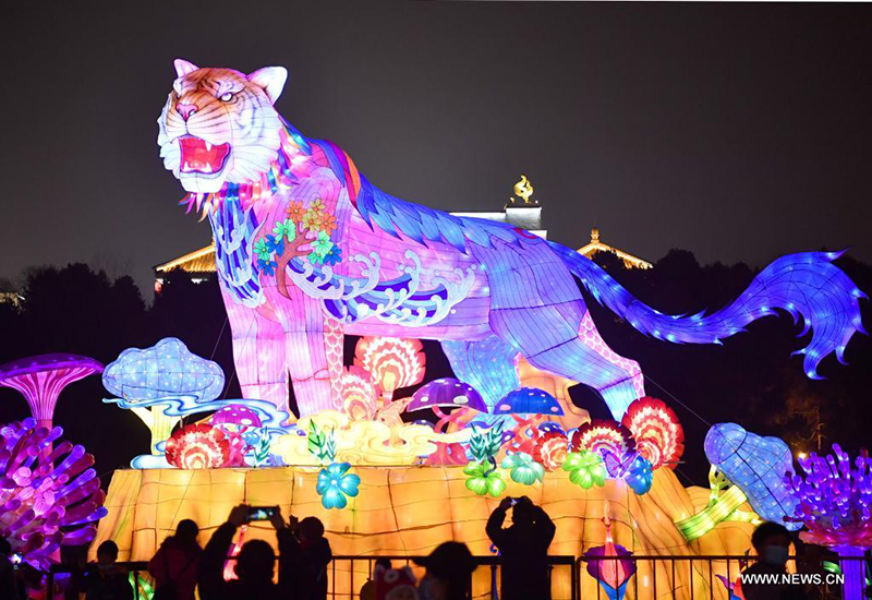 عرض فوانيس ملونة لاستقبال عيد الفوانيس التقليدي في شمال غربي الصين