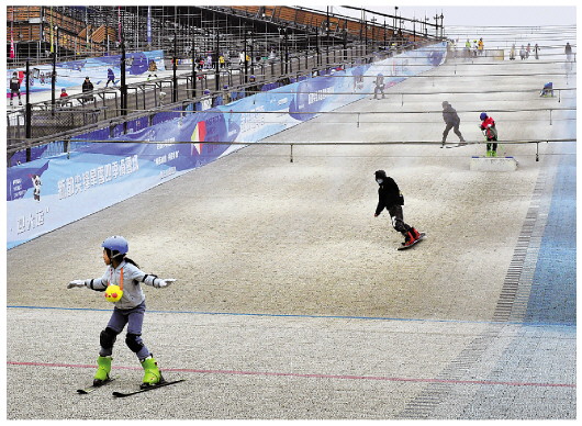 تقنية صينية سحرية في صناعة أرضيات التزلج تتيح للمزيد من الناس اكتشاف الرياضات الشتوية 