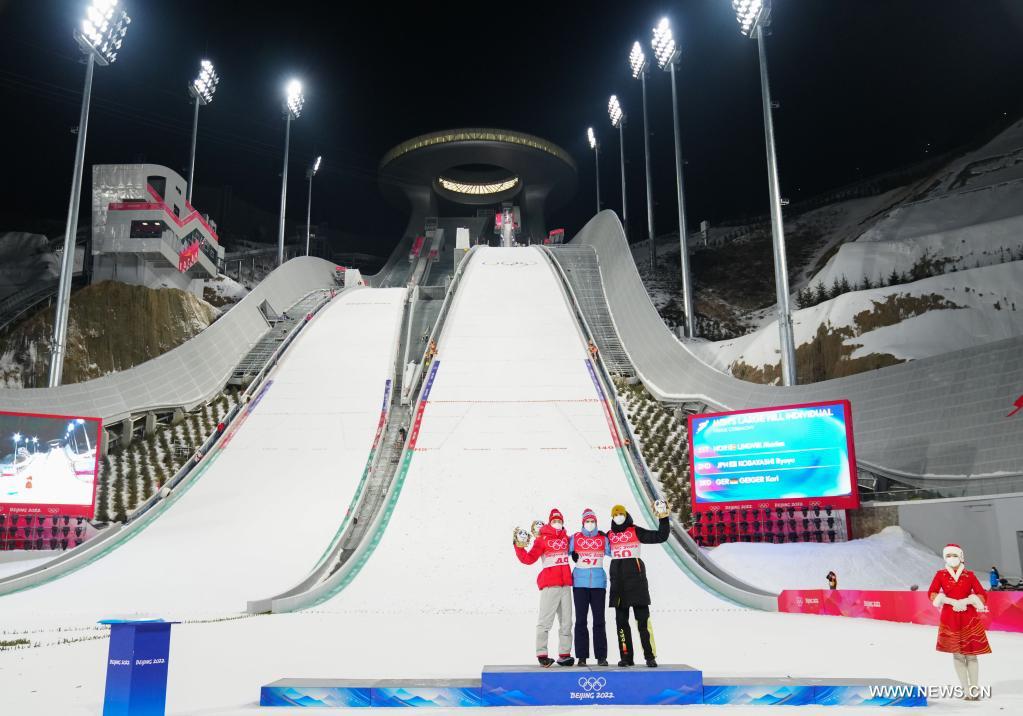 النرويجي ليندفيك يحصد ذهبية مسابقة القفز التزلجى على مرتفعات كبيرة فردي رجال في أولمبياد 2022