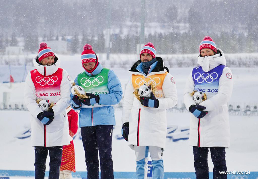 اللجنة الأولمبية الروسية تفوز بالميدالية الذهبية في سباق تتابع التزلج الريفي على الثلج للرجال في بكين 2022