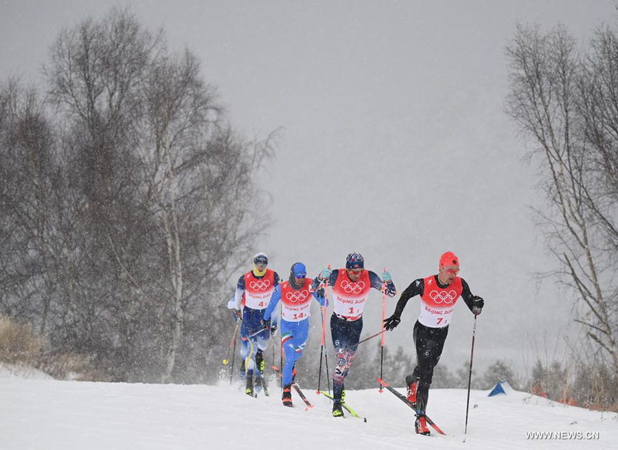 اللجنة الأولمبية الروسية تفوز بالميدالية الذهبية في سباق تتابع التزلج الريفي على الثلج للرجال في بكين 2022