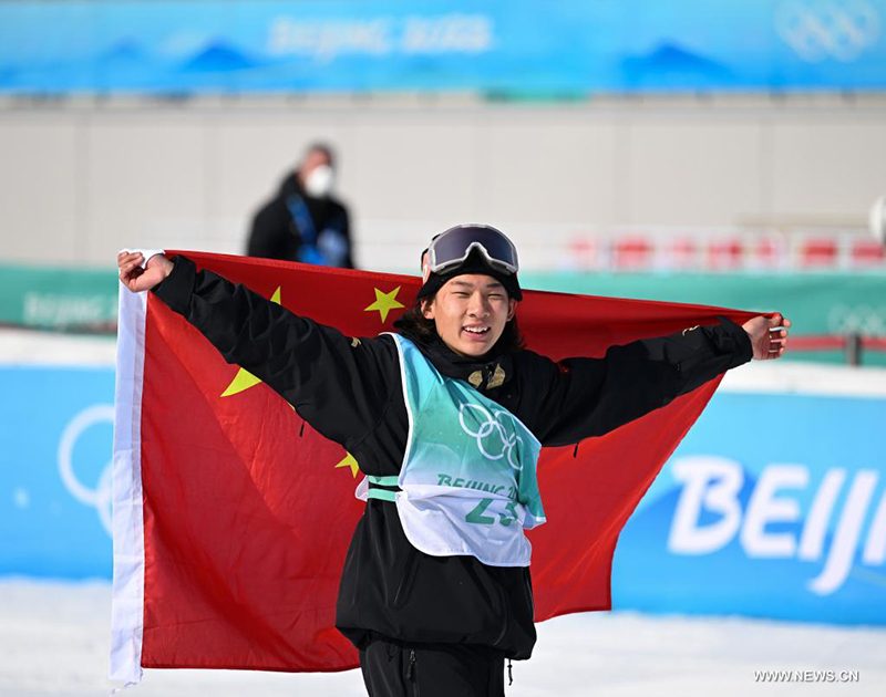 الصيني سو يي مينغ يفوز بذهبية تاريخية في نهائي القفزات الهوائية في السنوبورد للرجال بأولمبياد بكين الشتوي